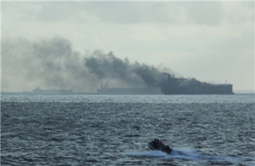 一艘油轮在新加坡附近海域沉没