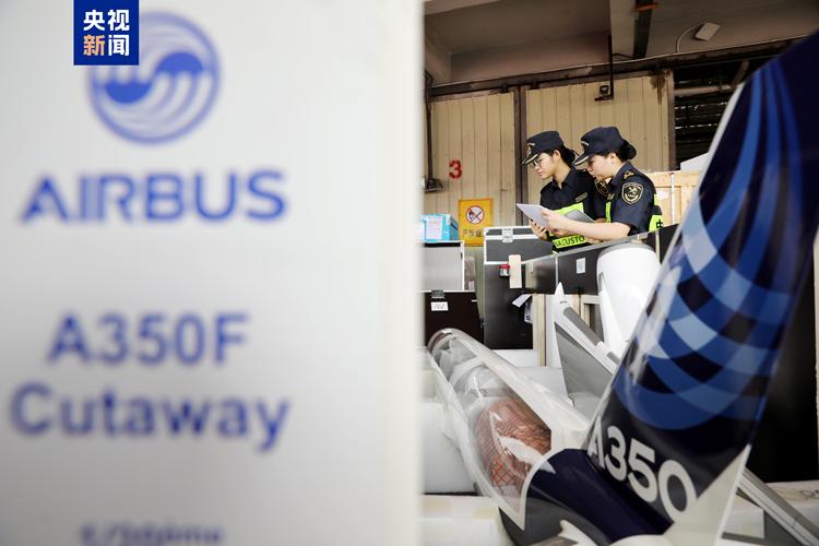 第十五届中国航展首批境外参展飞机模型抵达珠海