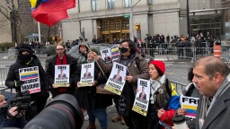 马杜罗出庭：庭内有抗辩 庭外有抗议