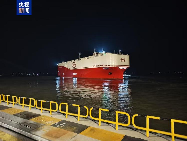 &ldquo;深圳号&rdquo;启程 全球装载量最大运输船苏州港首航