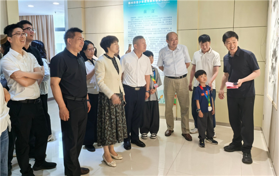 “江润异彩 童绘未来”泰州市青少年美术书法展开幕