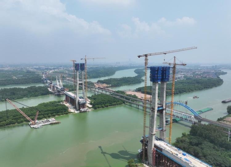 沪渝蓉高铁跨京杭运河斜拉桥主塔封顶_fororder_20250807_091706_004
