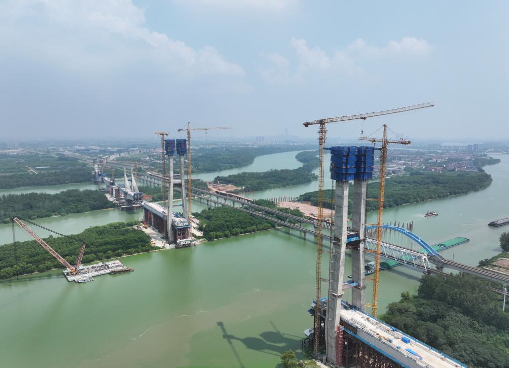 沪渝蓉高铁跨京杭运河斜拉桥主塔封顶_fororder_20250807_091706_004