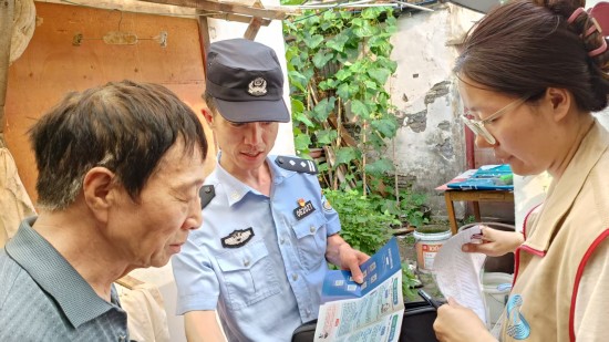 走街串巷“话平安” 和平桥派出所开展反诈宣传进社区活动_fororder_图片 1