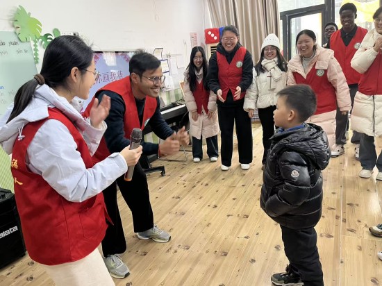 当童谣遇上洋腔调：一场幼儿园里的跨国新春派对_fororder_图片 2