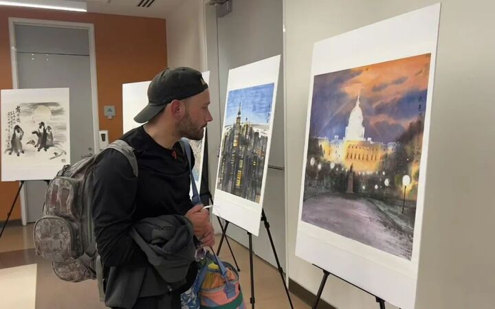 “以艺通心——中美艺术家画美国名胜风景作品展”旧金山公立图书馆开幕_fororder_20250901_103600_008