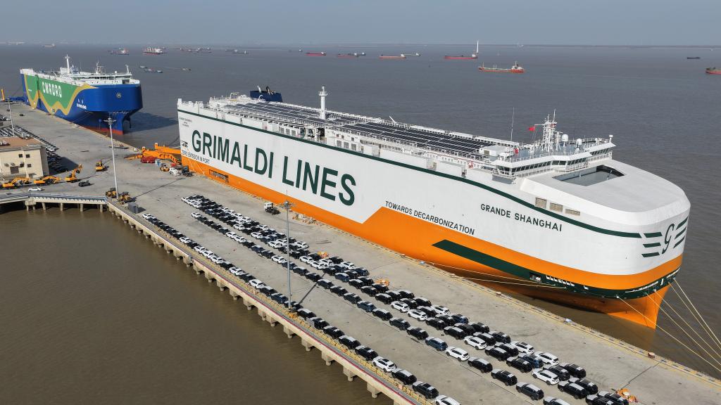 江苏太仓汽车出口持续增长_fororder_20251211_092849_001