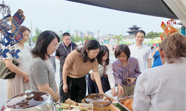 泰国驻沪总领事打卡漕运门 “淮安好物”添彩友好交流_fororder_14
