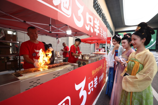 徐州市云龙区：“第二现场”共嗨“苏超之夜”_fororder_图片 2