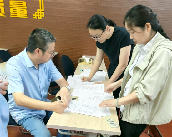 泰州兴化戴南镇便民服务中心将登记窗口“搬”到企业现场_fororder_图片 2