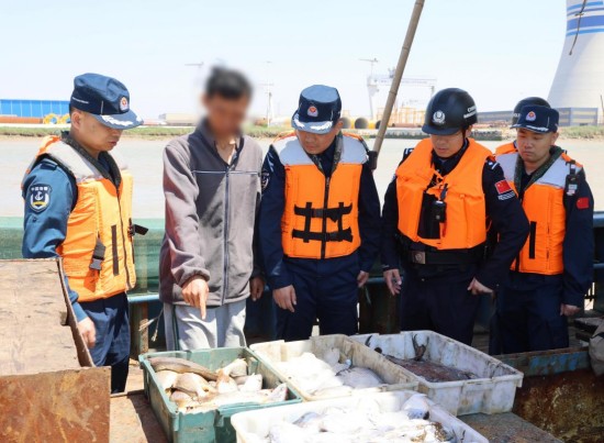盐城边检联合海警查获伏季休渔期非法捕捞案 涉案渔获500余斤