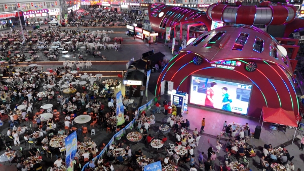 从“问题地块”到“网红新地标”——盱眙尅街周年蝶变记_fororder_9d5e2bd3fc9840856f3f9bcf90119aa3_副本