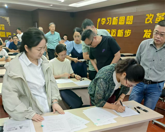 泰州兴化戴南镇便民服务中心将登记窗口“搬”到企业现场_fororder_图片 1