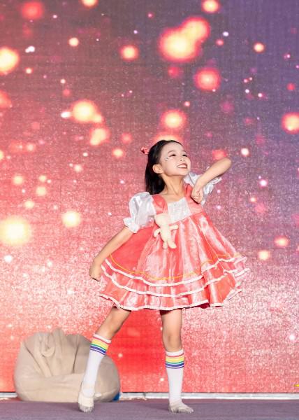 烟花、街舞、巨型蛋糕！这场生日盛宴令人惊艳