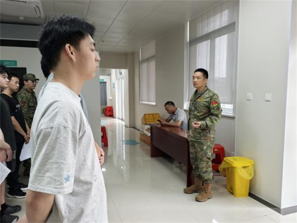 “严把兵员质量关 助力强军启航梦” 南通市通州区兴东街道扎实开展2025年秋季征兵体检工作_fororder_5