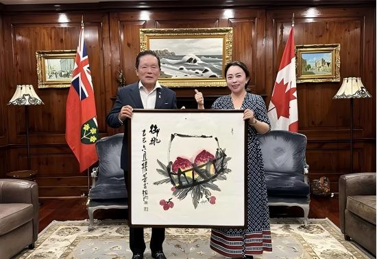 水墨穿越山海，枫叶见证真情 翟优樊蕾赠画胡子修参议员_fororder_640