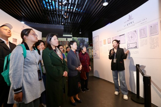 苏州市名人馆周瘦鹃行书七言联·周瘦鹃新展启幕_fororder_现场导赏1