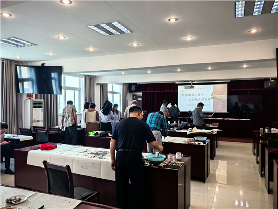 文企融合促发展 泰州书画家走进中国人寿财险开展书法赠送活动_fororder_图片5