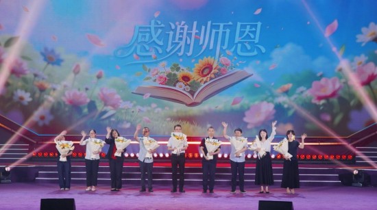 一城盛礼致青年 青春飞扬绽“锡”望 2026届无锡高中生集体毕业礼温情启幕