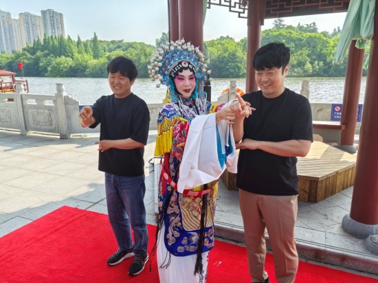 泰州:梅韵留芳连中韩 早茶戏韵醉凤城