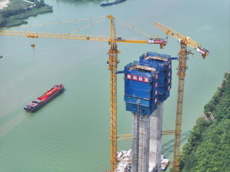 沪渝蓉高铁跨京杭运河斜拉桥主塔封顶_fororder_20250807_091706_000