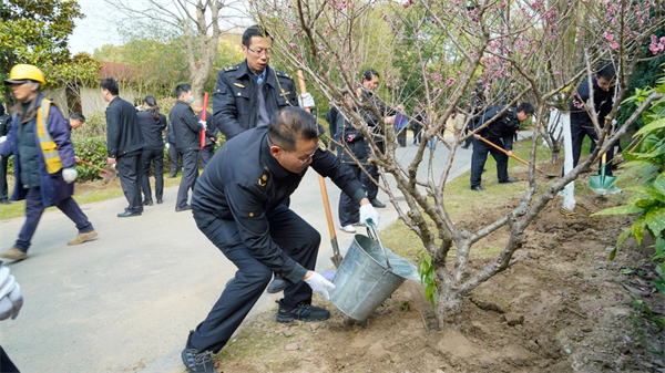 南通市交通运输综合行政执法支队开展“清蓝护航春常在 廉树廉心映通途”义务植树活动_fororder_24