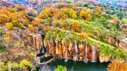 江苏连云港渔湾景区彩林飞瀑入画来