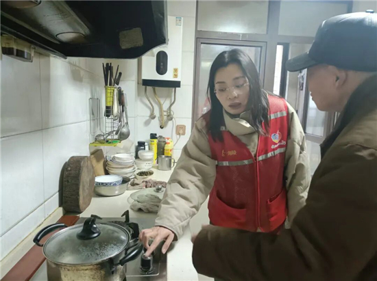 泰州海陵工业园区：党员群众一刻不停 主次干道除雪加速清底_fororder_图片8