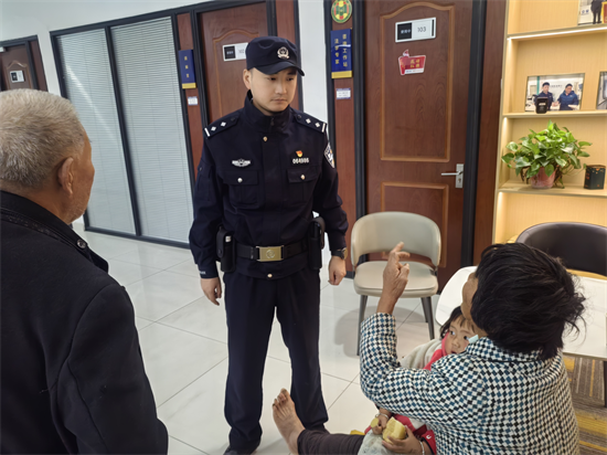 南通海安：萌娃深夜走失 民警轮流扮演“临时爸妈”悉心照顾_fororder_图片1