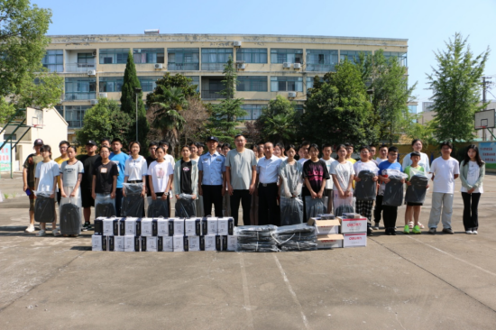 东台市五烈镇爱心企业主夏巍看望慰问暑托班青少年学生_fororder_图片 3