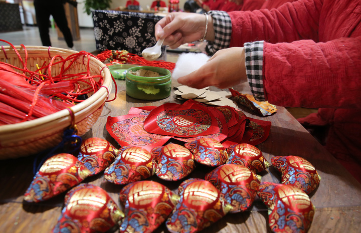 一针一线“绣活”振兴路 马庄香包“守艺”逐“新潮”_fororder_YXmy63f24GWShP5AT1R4hpsY