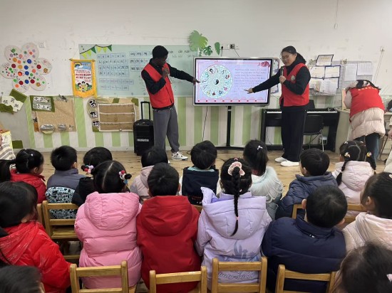 当童谣遇上洋腔调：一场幼儿园里的跨国新春派对_fororder_图片 1