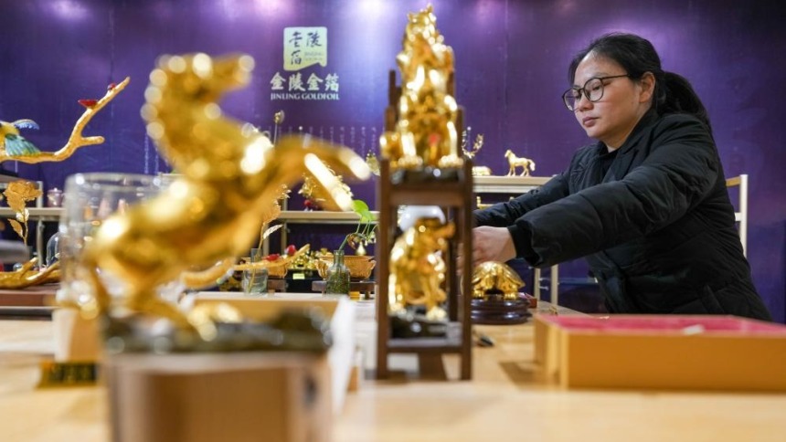 新春走基层丨江苏南京：金箔焕彩 策马迎春