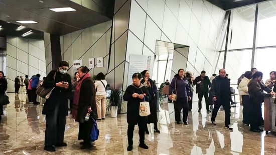 “红色主题”珍品成为顶流 “水韵江苏”雨花石精品展观者如云_fororder_图片 1