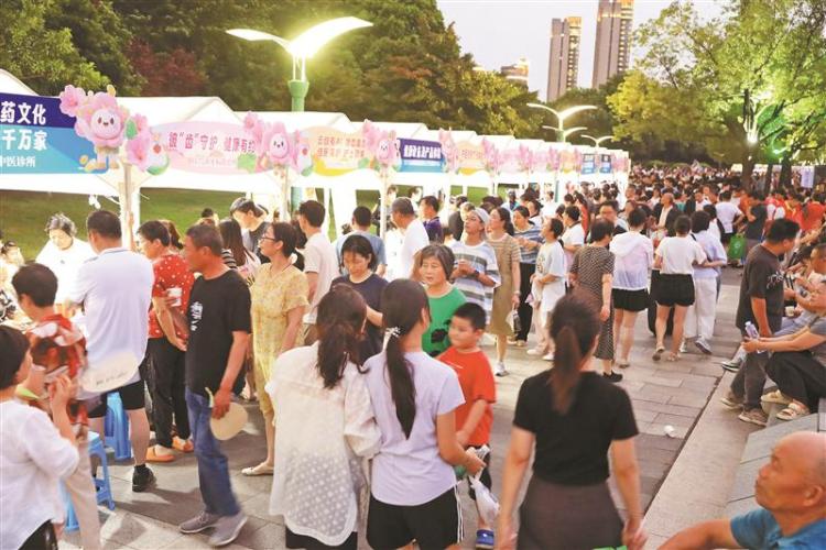 无锡：逛夏日夜市 看人间烟火_fororder_dbb75db6-ccf4-42cf-a0e0-cb9300a81491