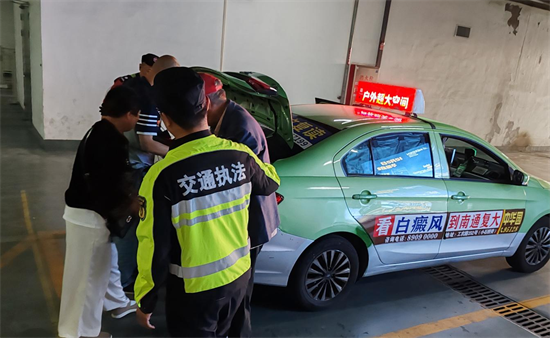 耄耋老人误入火车站上客平台 南通交通执法暖心相助_fororder_图片3
