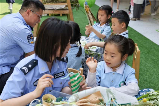 警心护童心 粽情暖六一 盐城边检站与驻地幼儿园共绘成长画卷_fororder_图片8_副本