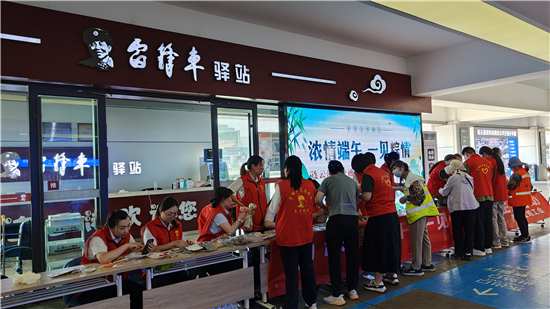 “雷锋车”组端午送温情：粽叶飘香传关怀 雷锋精神谱新篇_fororder_图片21