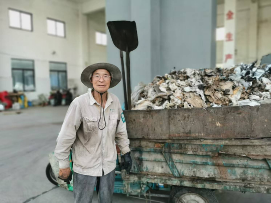 战高温！泰州兴化戴南“城市美容师”日清运垃圾200吨_fororder_图片 3