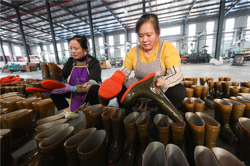 江苏连云港：赶制出口订单产品_fororder_20251104_092512_001