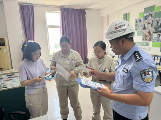 南通启东市吕四港海防派出所深入企业 筑牢“交通＋反诈”双重防护网_fororder_图片 1