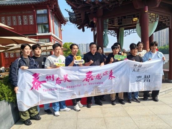 泰州:梅韵留芳连中韩 早茶戏韵醉凤城