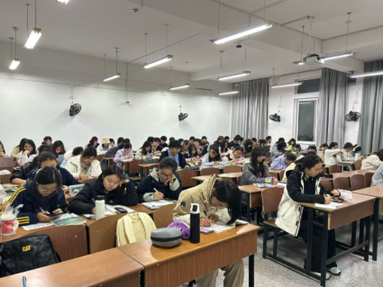 盐城工学院外国语学院大一学子家书活动暖心落幕 盐城工学院外国语学院大一学子家书活动暖心落幕_fororder_IMG_0356