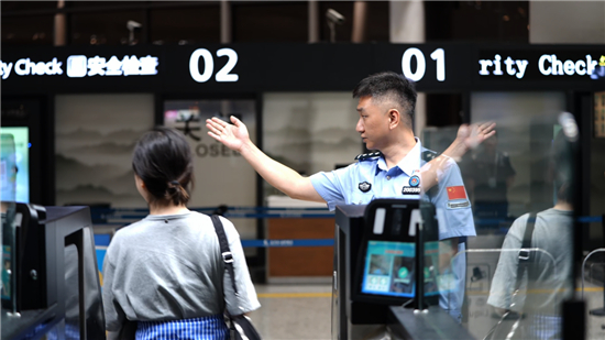 南京往返欧洲再添新选择 南京边检全力护航_fororder_图片2