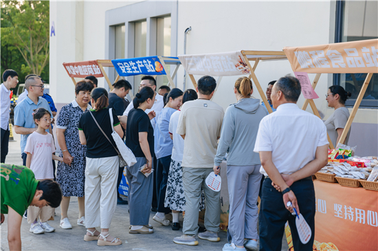 南通市通州区兴东街道举办“青春心向党 建功新时代”送戏进园区文艺汇演_fororder_图片5