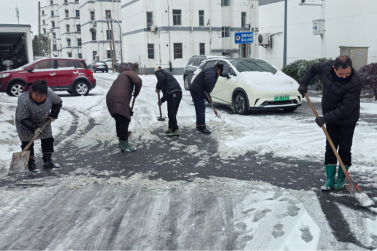 泰州海陵城西街道多社区同心战雪 筑牢严冬安全防线_fororder_图片 1