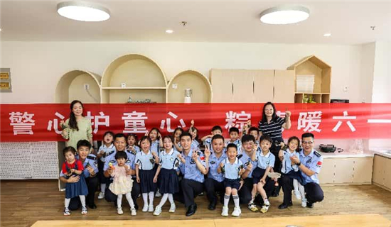 警心护童心 粽情暖六一 盐城边检站与驻地幼儿园共绘成长画卷_fororder_图片10_副本