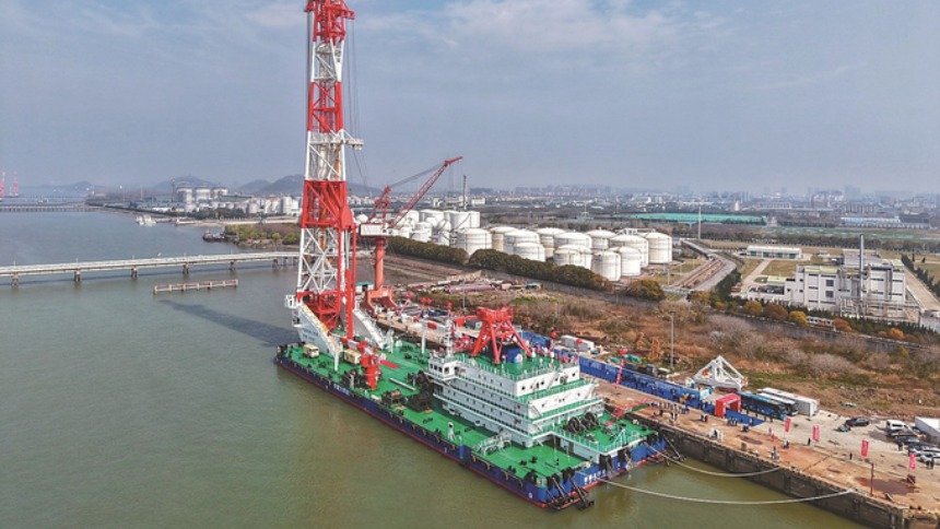 全球最大打桩船在南通交付