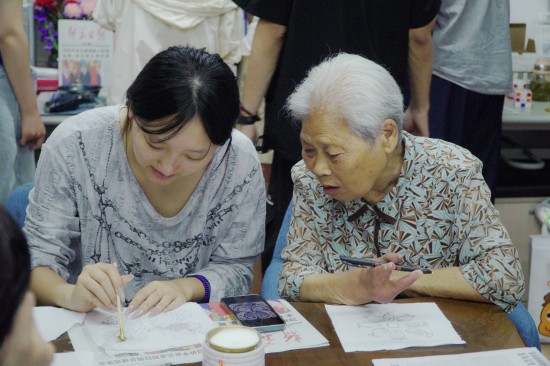 “以艺润心双向赋能”苏州大学同心圆实践团开展社区艺术疗愈实践活动