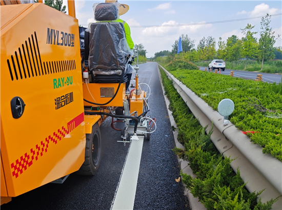 徐州市首台乘驾式公路划线机在邳州上岗_fororder_图片2